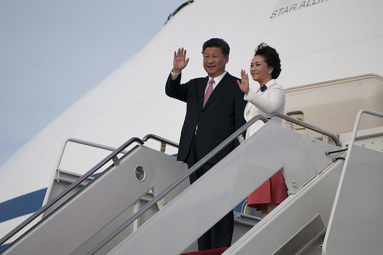 Chinese_president_lands_at_JBA_150924-F-IP635-193